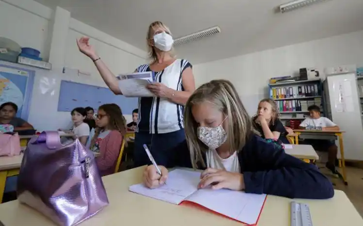 LIBROS y TAPABOCAS: la nueva realidad del regreso a clases en Europa