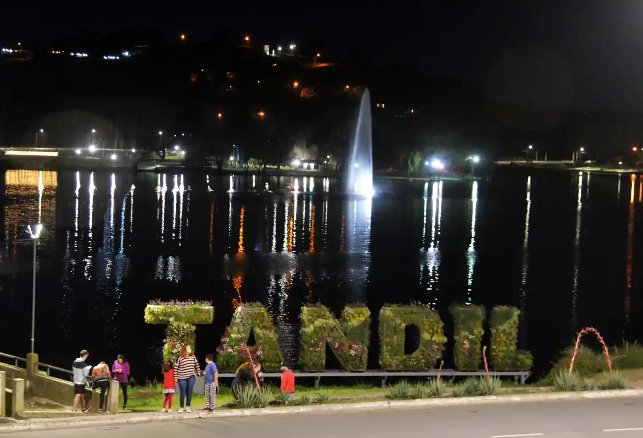 Se colocó un jardín vertical en las inmediaciones del Lago del Fuerte 