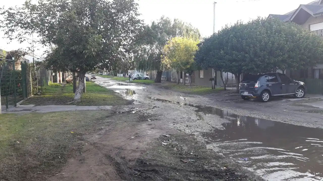 Barrio Regional, a oscuras y con las calles rotas