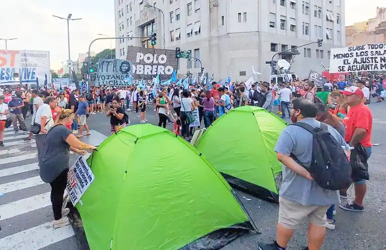 Contra el FMI. Protesta y acampe en la calle