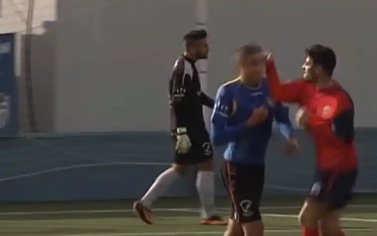 ¿Trompada o rasguño?: cobarde agresión en un partido español    