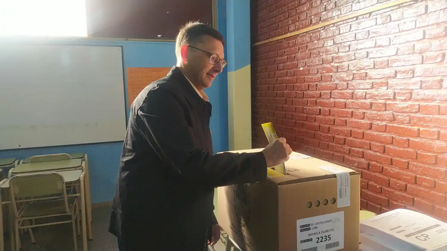 El presidente del Concejo, Lisandro Mársico, votando en la Escuela Moreno