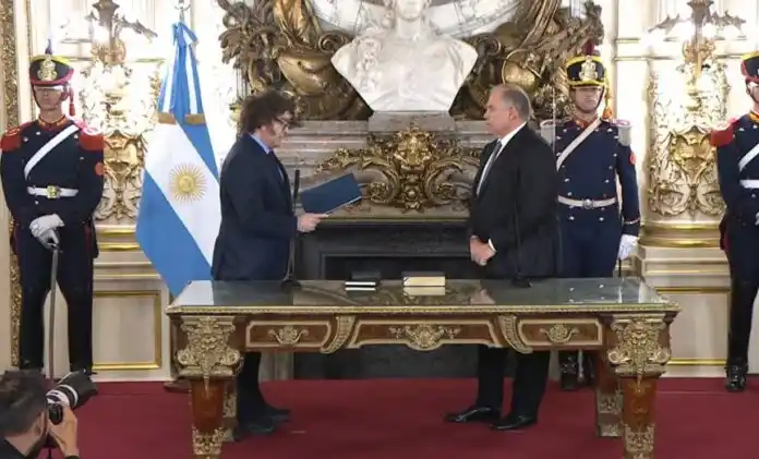 Milei le tomó juramento a  Werthein como Canciller: “Te están mandando señales las fuerzas del cielo”