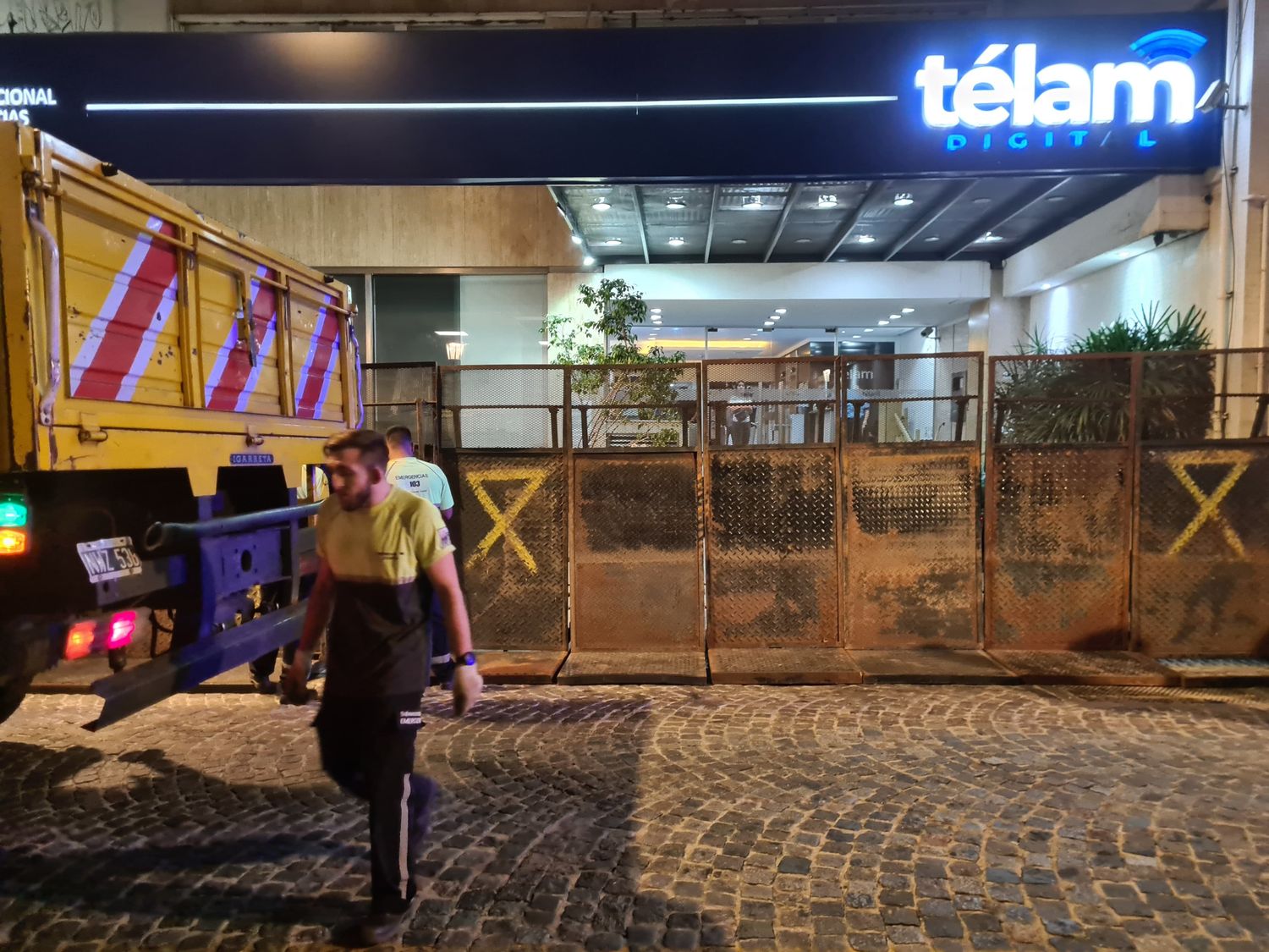 Esta madrugada vallaron la sede de Télam en Capital.