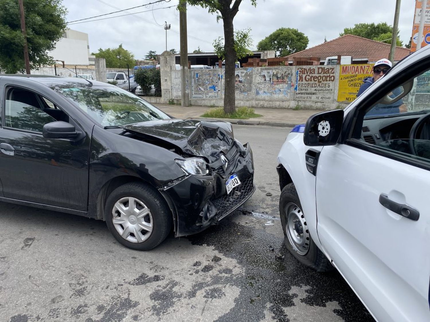 Un móvil policial protagonizó un fuerte choque en Del Valle y Colón