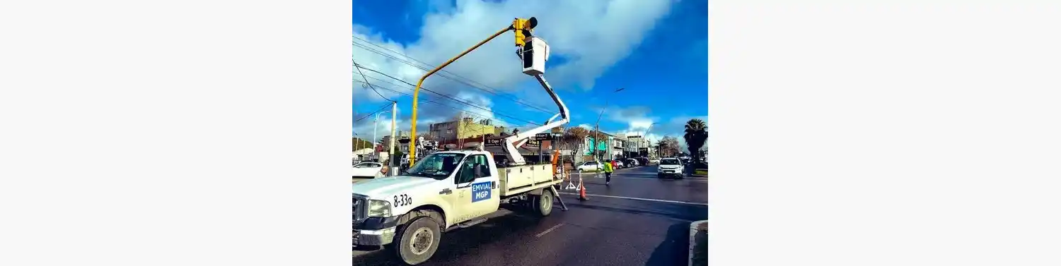 Está ubicado en la intersección con Ángel Roffo y habilita el giro a la izquierda en sentido sur norte.