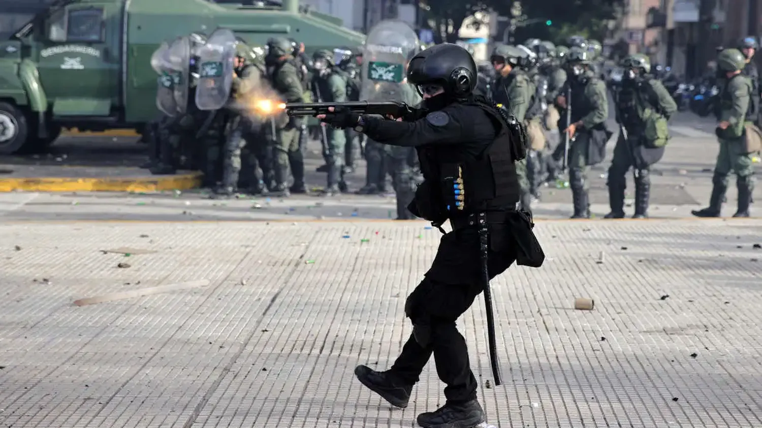 Numerosos profesionales, artistas, periodistas, políticos y organismos le reclamaron a Milei "libertad de manifestación"