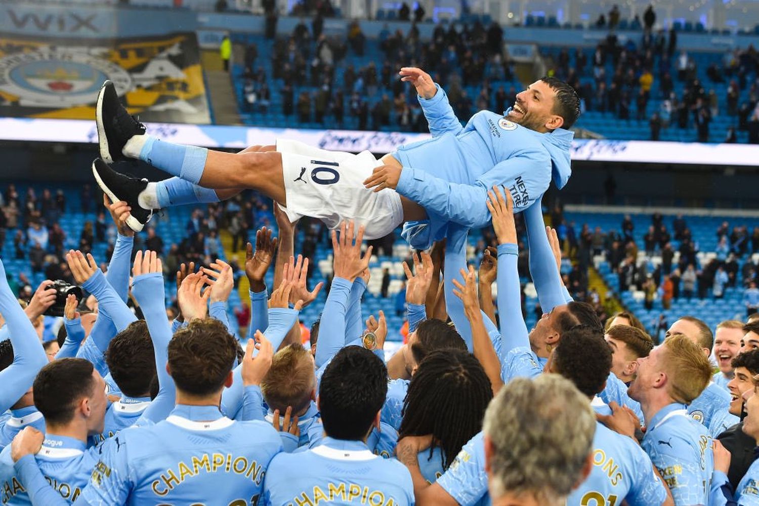 Con dos goles, Agüero se despidió de la Premier