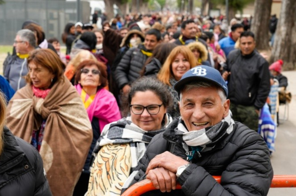 Una multitud espera el milagro de Leda Bergonzi