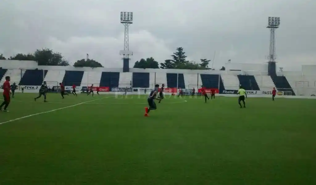 Colón perdió por goleada ante Talleres de Córdoba