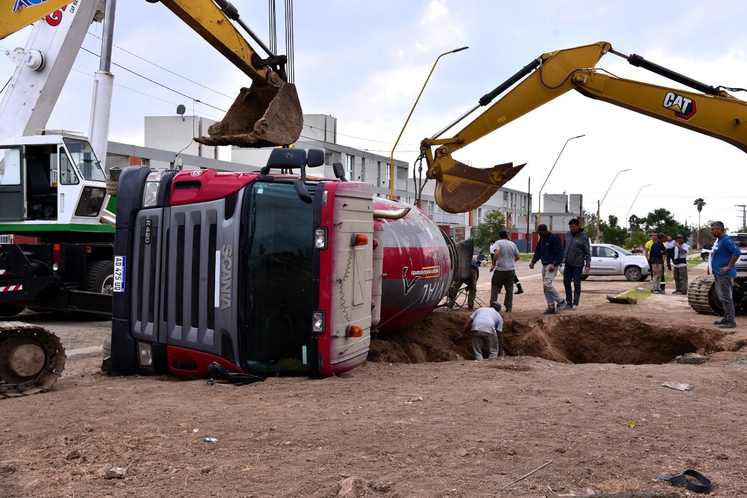 El pesado camión terminó hundido y retirarlo demandó un arduo trabajo.