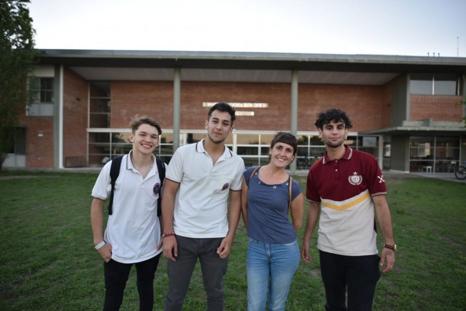 Marcos, Tadeo, Inés y Lautaro, en el frente de la Técnica Nº3 