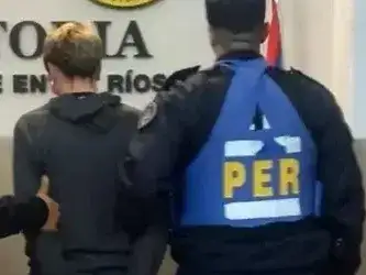 Un joven de 18 años evadió un control con la moto, chocó a un policía y le fracturó el cráneo