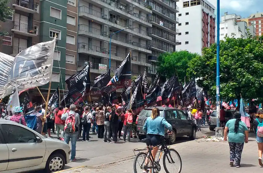 El Frente Piquetero se manifestó en el centro de la ciudad y avanzó a un acampe en la Costa