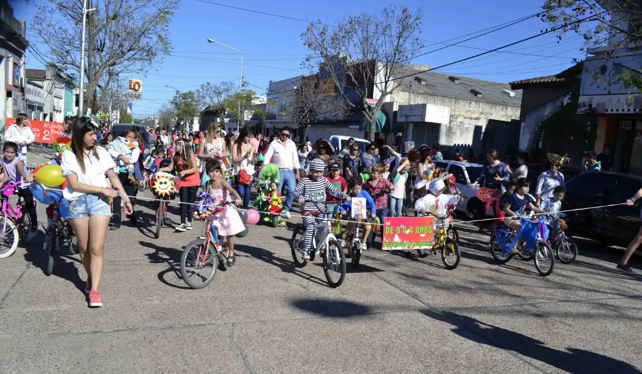 Se realiza la "Bicicleteada de Primavera" y el cierre de la Feria del Libro Infantil
