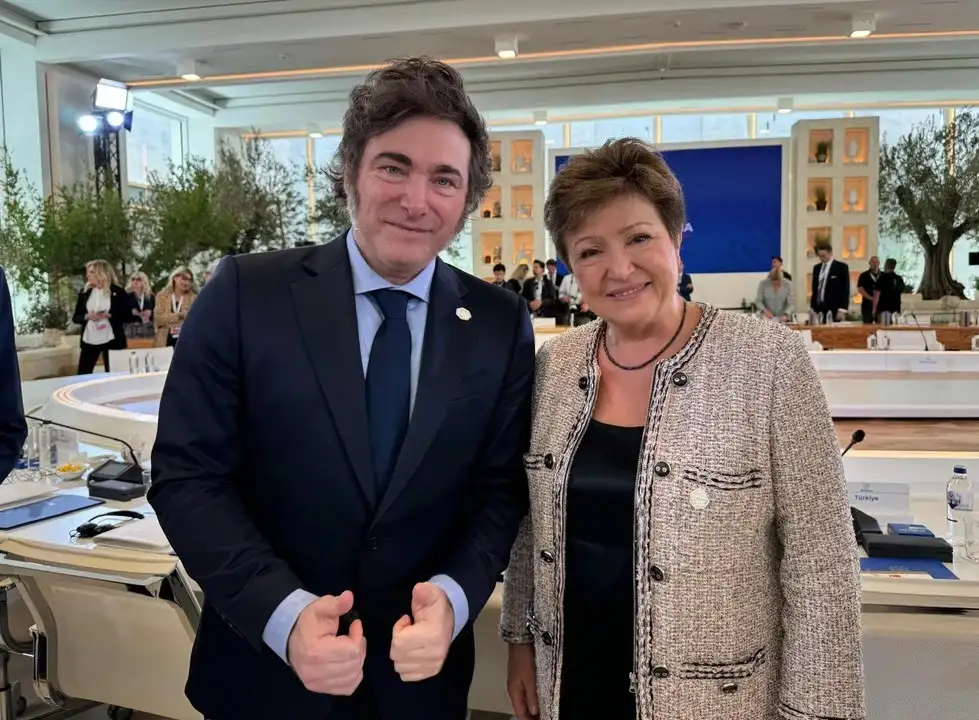 La directora Gerente del Fondo Monetario Internacional (FMI), Kristalina Georgieva, junto al presidente Milei.