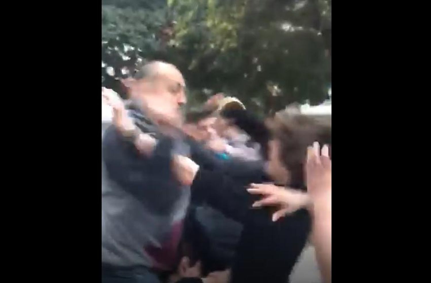 Imputaron a cuatro personas que provocaron agresiones en un pañuelazo a favor del aborto legal