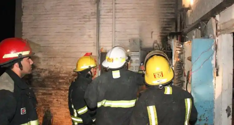 Fuego en tablero eléctrico de establecimiento frutícola