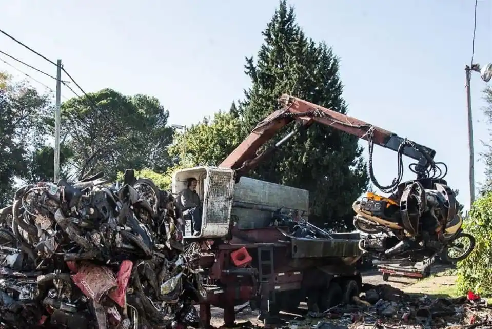 Paraná: compactaron 2.500 motos retenidas por infracciones