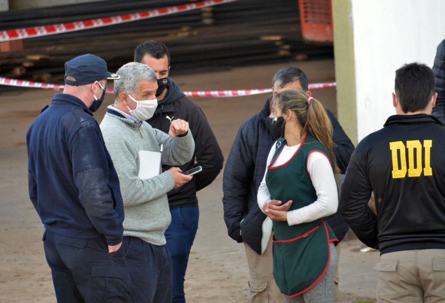 En un presunto estado de quebranto emocional, los acusados del crimen no declararon y aguardan por conocer las pruebas que pesan en su contra