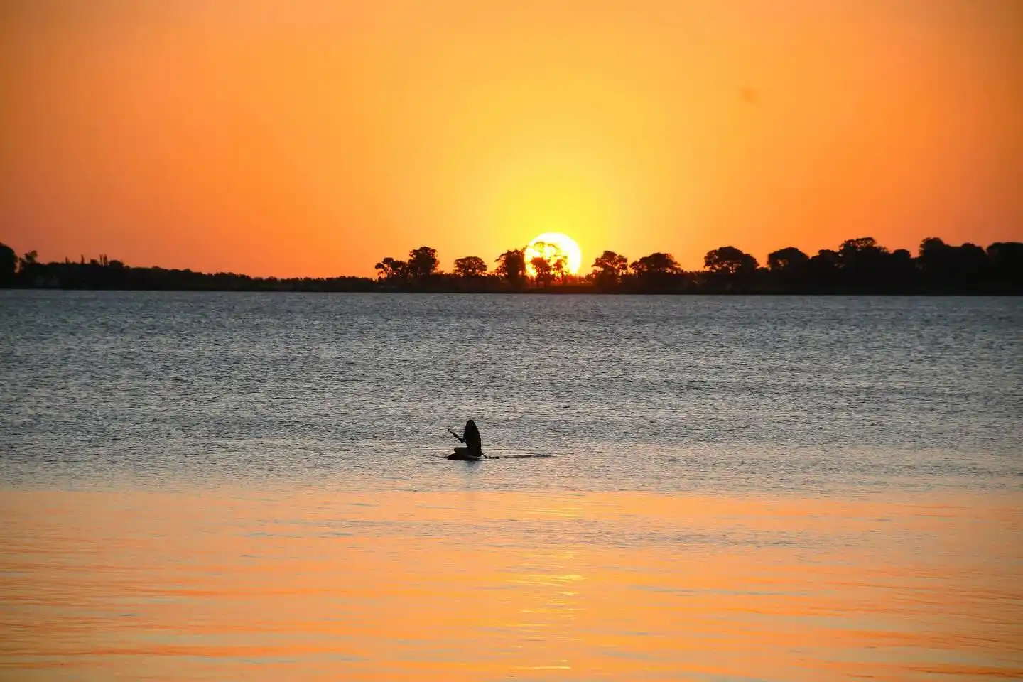 La Feria de Emprendedores y Artesanos amplía su horario y se consolida como un paseo clave del verano en Chascomús