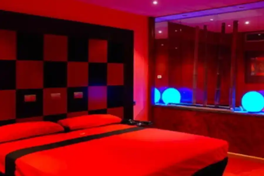 Insólito: esperó a su ex pareja afuera de un motel y cuando la vió con otro le disparó a quemarropa