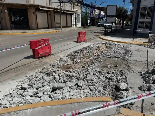 El bache fue reportado por vecinos de la zona.