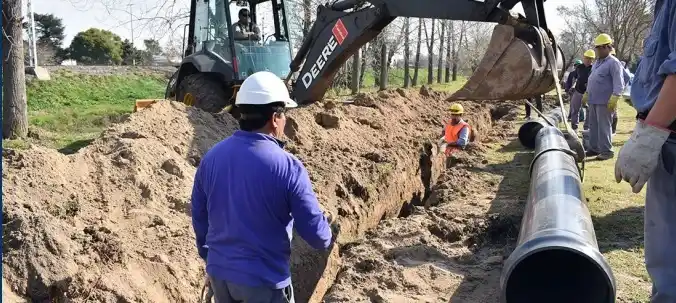 El gobernador autorizó la firma de contratos de obras para el interior