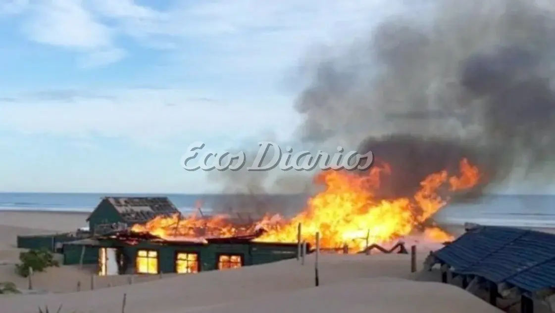 Fuego en la playa. Llamas en los restos del parador La Frontera
