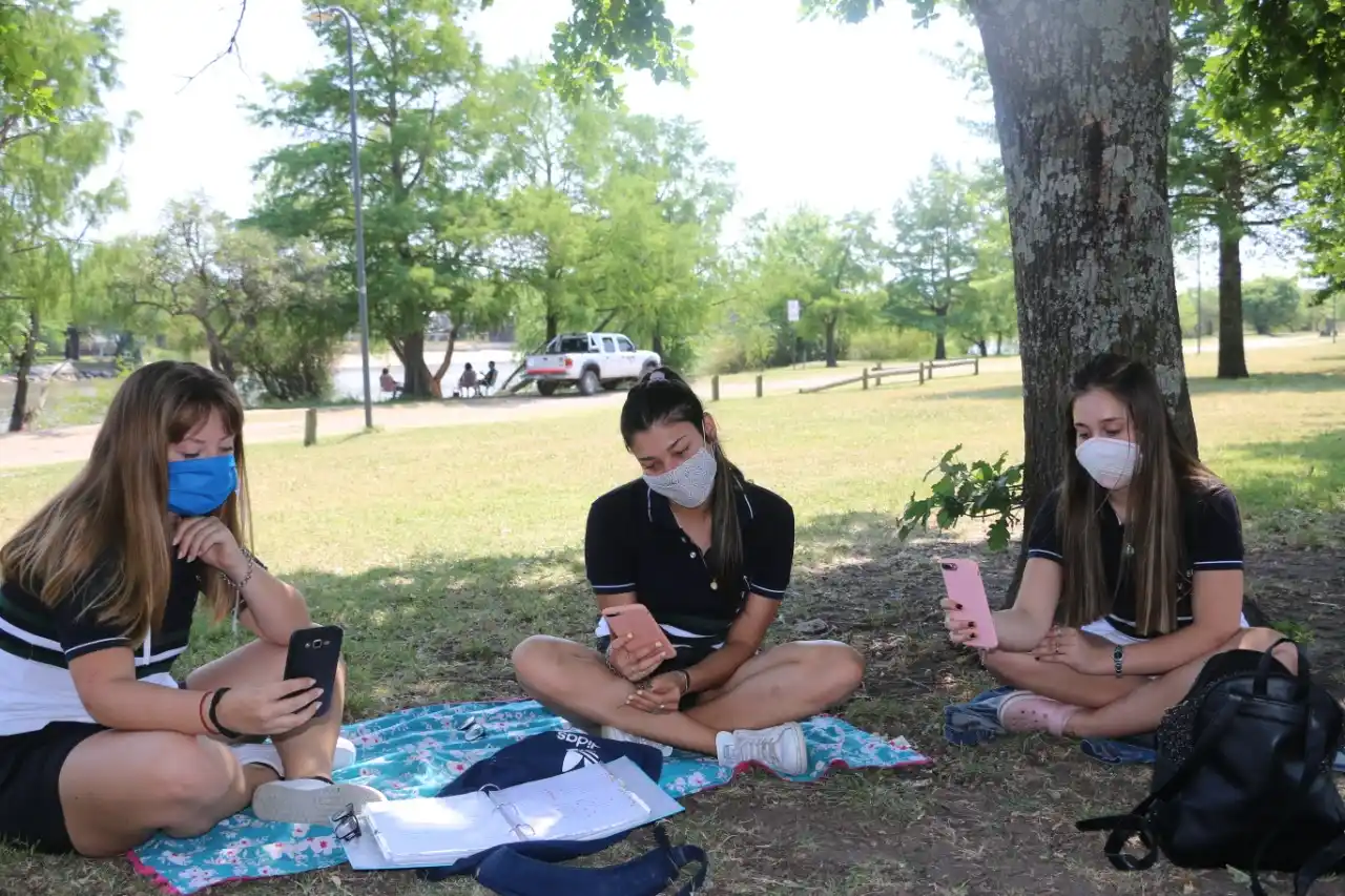 Estudiantes de la Villa Malvina tuvieron clases en el Parque Unzué