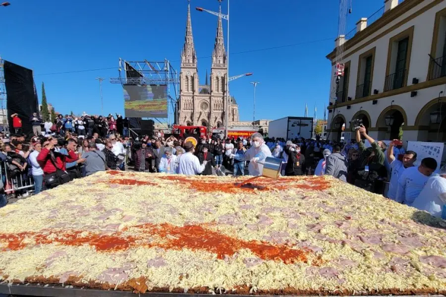 La milanesa a la napolitana "más grande del mundo" fue cocinada en Luján
