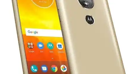 Adulto mayor busca el celular que perdió en la zona de Los Aromos