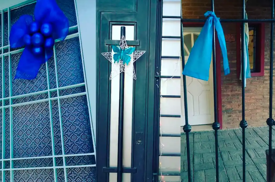 Familias sampedrinas de niños con autismo se sumaron a la campaña para colocar “algo azul” en la puerta estas fiestas