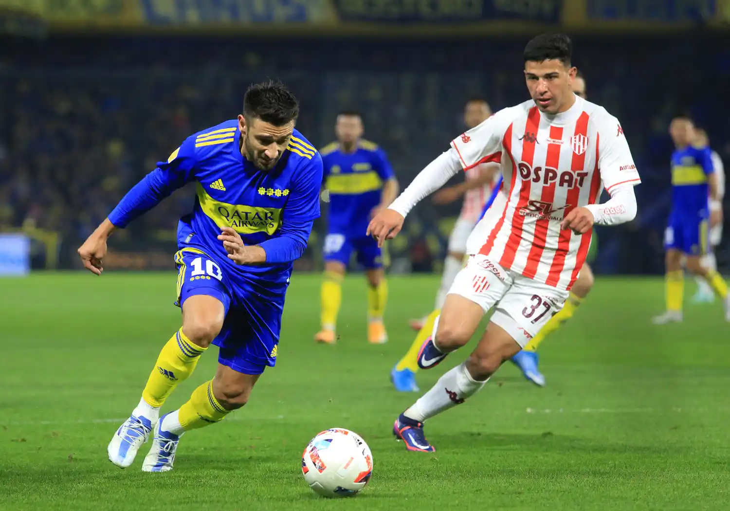 Salvio, autor del gol de Boca, escapa a la marca de Esquivel.