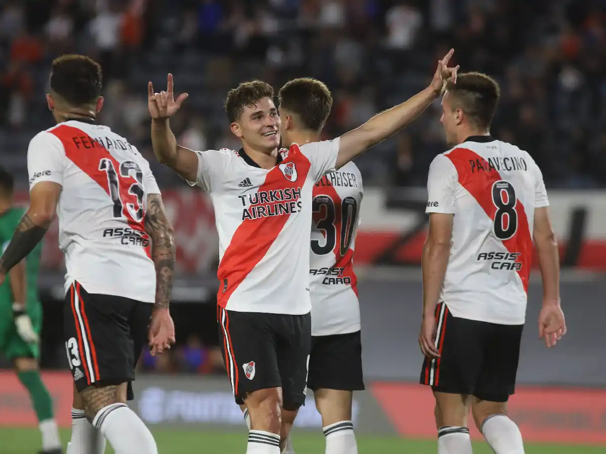 Con un implacable Julián Álvarez, River dio otro paso al título