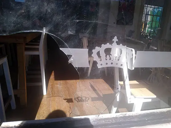 Robo y daños materiales en el comercio de Paola Annecchini
