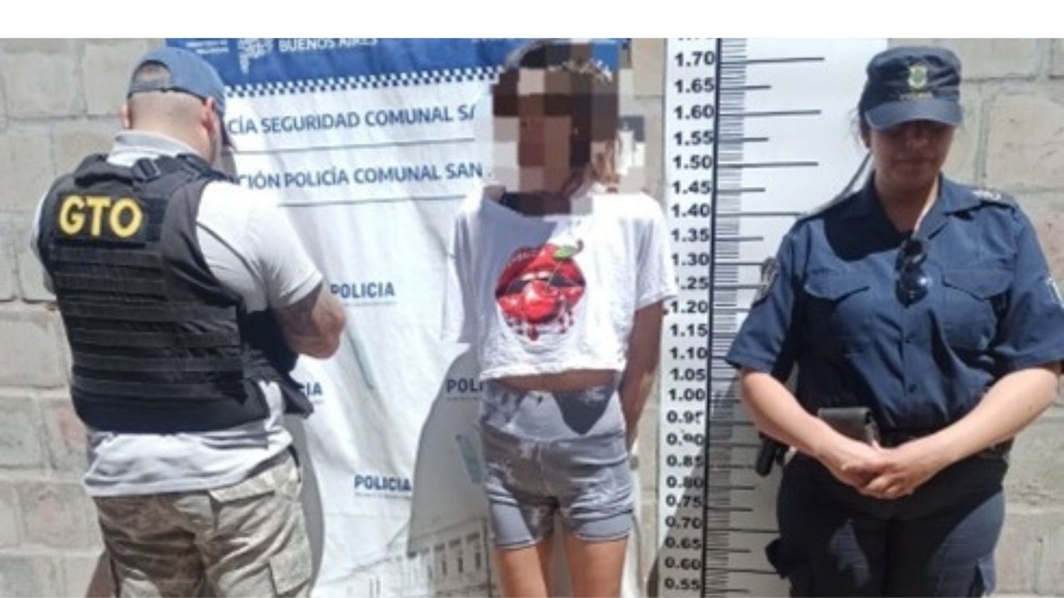 Una mujer detenida por robarle a un hombre y herirlo con un cuchillo