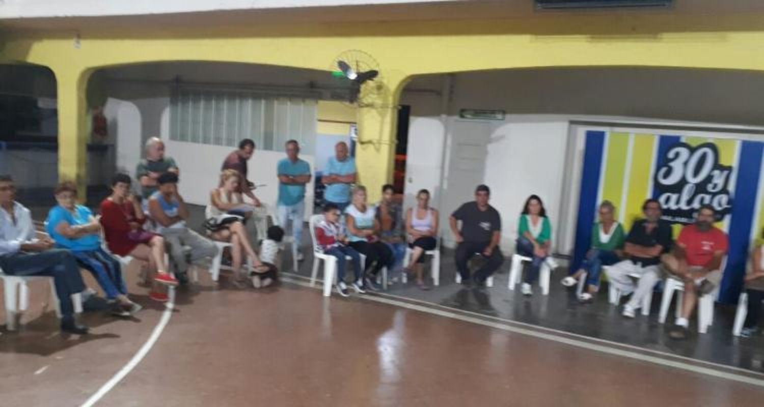 “Mentirosos, caraduras y ladrones”, las duras acusaciones de los vecinos en asamblea contra la Coopser