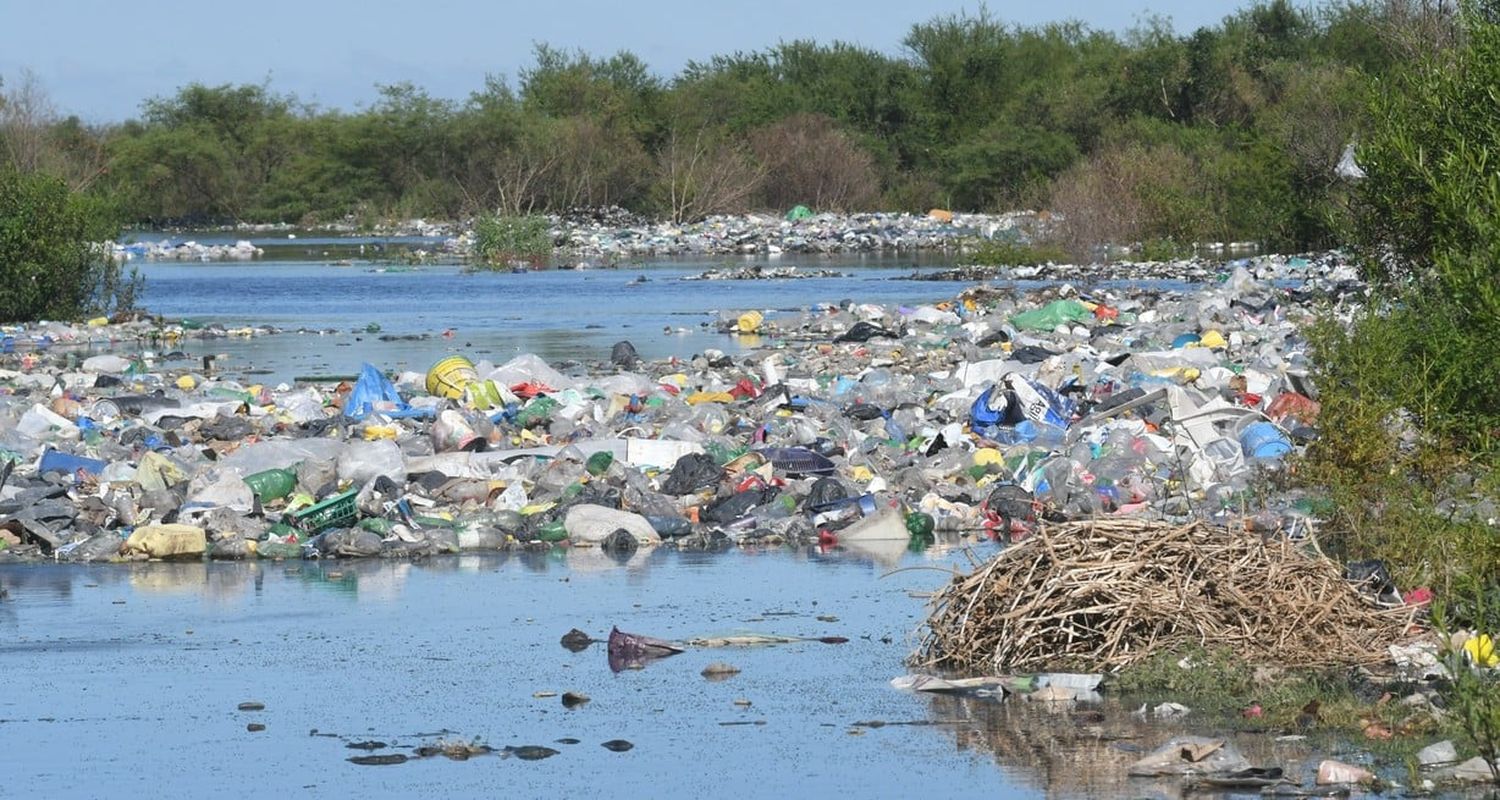 Imagen del basural ubicado a la altura del callejón Pintos, San José del Rincón. Crecida del río Paraná, año 2023. Foto: Flavio Raina.