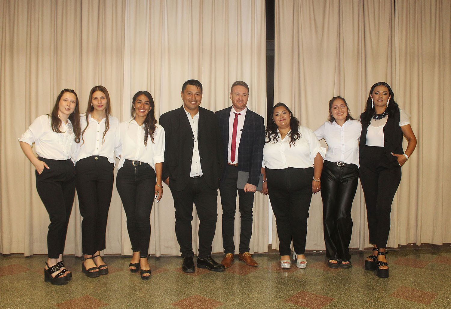 Los flamantes egresados posan para las cámaras junto al decano Juan Pablo Fillipuzzi (corbata).