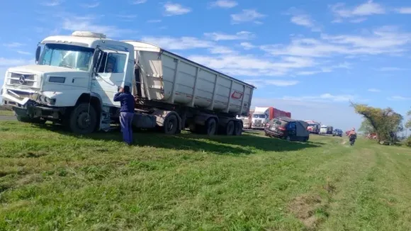 Dos hombres murieron tras un choque entre un auto y un camión al sur de la provincia