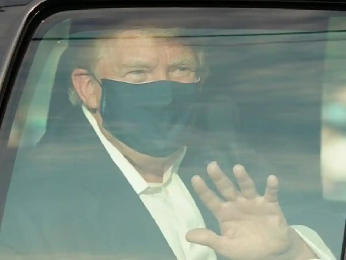 Pese a tener coronavirus, Donald Trump salió del hospital a saludar a sus seguidores