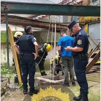 Rescataron a un hombre que cayó en una fosa de cuatro metros en un predio con silos en desuso