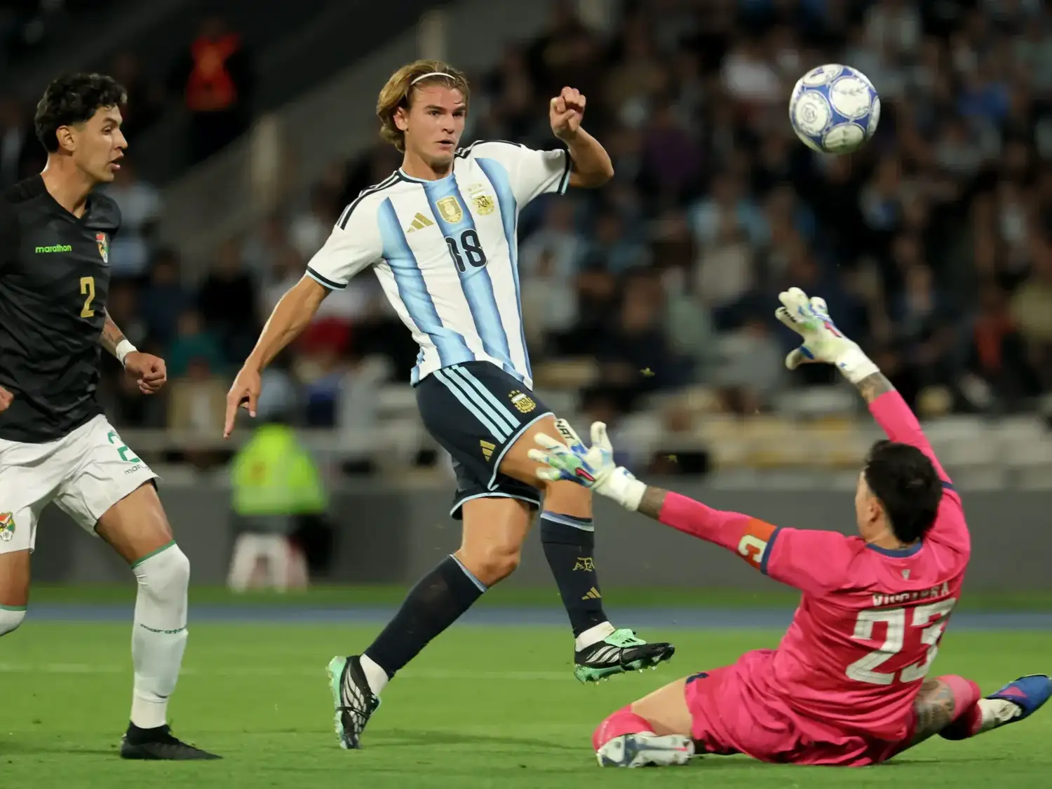 Nicolás Paz define por encima de Vizcarra para el segundo gol argentino.b