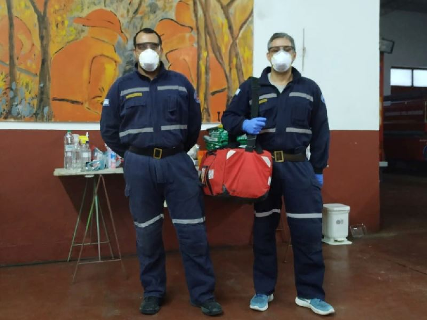 Más voluntarios que nunca: bomberos varillenses vacunan a adultos mayores contra la gripe