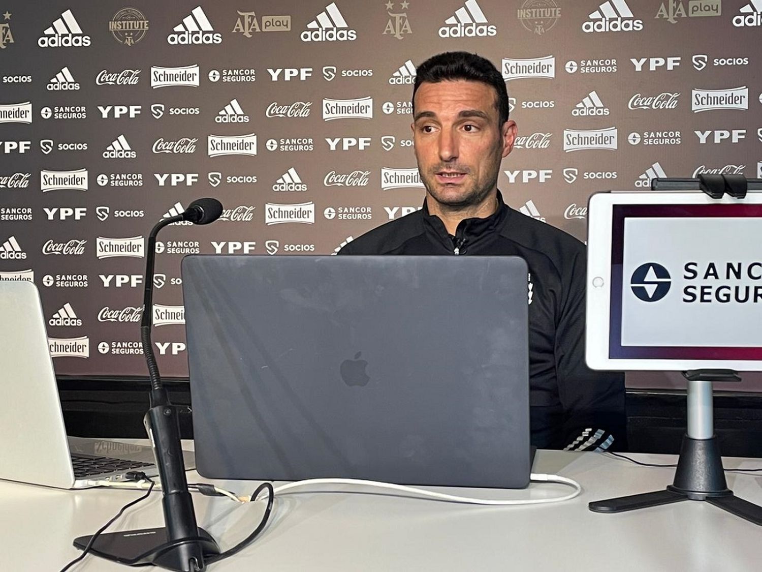 Scaloni confirmó el equipo y aclaró que hay jugadores positivos que no viajarán