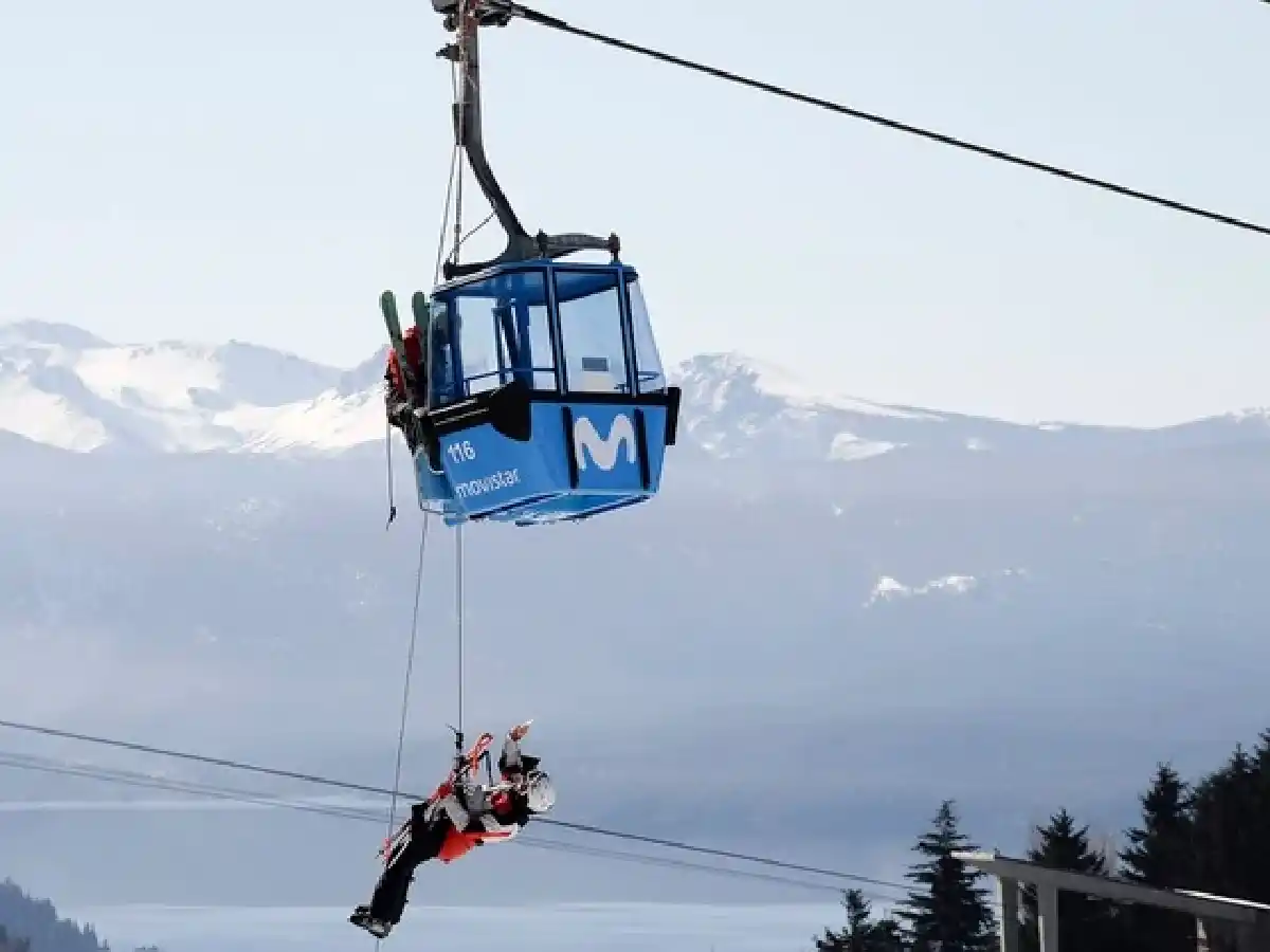 Pánico en el Cerro Catedral: más de 200 personas quedaron colgadas a 7 metros de altura por una falla en una telecabina