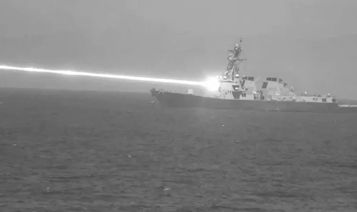 Un buque de los Estados Unidos destruyó drones con un potente láser