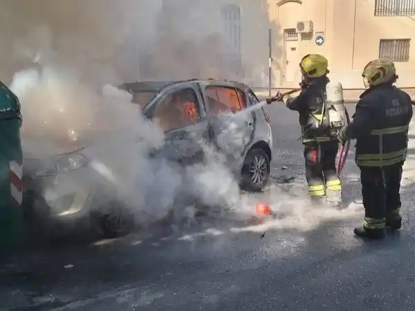 Un auto se incendió en el centro de Rosario: el dueño del vehículo sufrió quemaduras