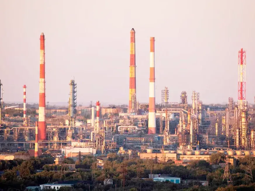 Ucrania dejó fuera de servicio a una de las refinerías más importantes de Rusia: “Está completamente parada”